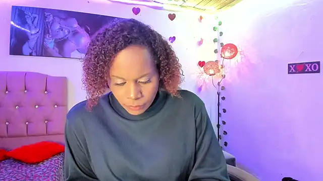 Snapshot of Camille_rose_ chatting on February 19, 2025, 12:03 am Camille rose online show from February 19, 2025, 12:03 am