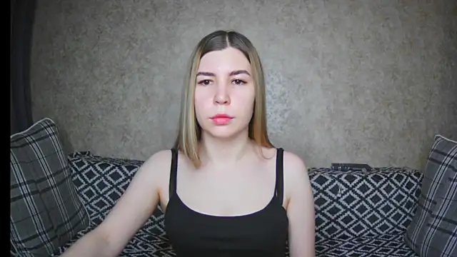 Snapshot of ElllaNuar chatting on December 12, 2024, 1:21 am ElllaNuar online show from December 12, 2024, 1:21 am