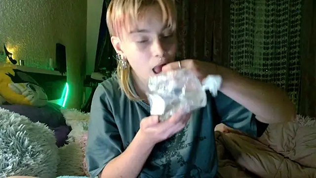 Snapshot of Sophie_Bell chatting on May 16, 2026, 6:28 pm Sophie Bell online show from May 16, 2026, 6:28 pm