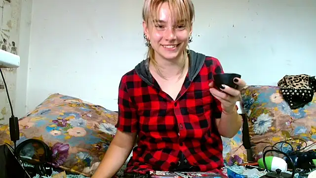 Snapshot of Sophie_Bell chatting on June 24, 2026, 5:23 pm Sophie Bell online show from June 24, 2026, 5:23 pm
