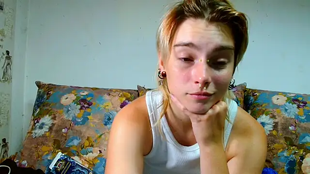 Snapshot of Sophie_Bell chatting on August 2, 2026, 10:52 pm Sophie Bell online show from August 2, 2026, 10:52 pm