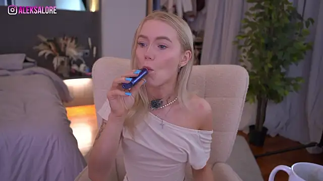 LexieLoree online show from April 1, 2026, 2:34 am