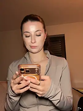 Mia-Minou online show from March 3, 2026, 6:47 pm