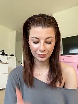 Mia-Minou online show from April 2, 2026, 12:14 pm