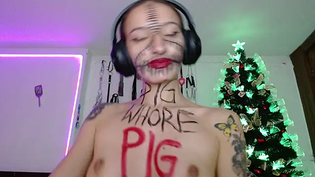 Snapshot of Eloise-brown chatting on December 10, 2024, 11:40 pm Eloise-brown online show from December 10, 2024, 11:40 pm