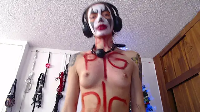 Snapshot of Eloise-brown chatting on January 1, 2025, 10:03 pm Eloise-brown online show from January 1, 2025, 10:03 pm