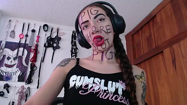 Snapshot of Eloise-brown chatting on January 7, 2025, 10:19 pm Eloise-brown online show from January 7, 2025, 10:19 pm