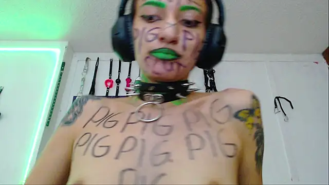 Snapshot of Eloise-brown chatting on February 6, 2025, 10:32 pm Eloise-brown online show from February 6, 2025, 10:32 pm