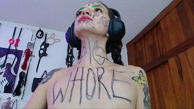 Snapshot of Eloise-brown chatting on February 15, 2025, 11:03 pm Eloise-brown online show from February 15, 2025, 11:03 pm