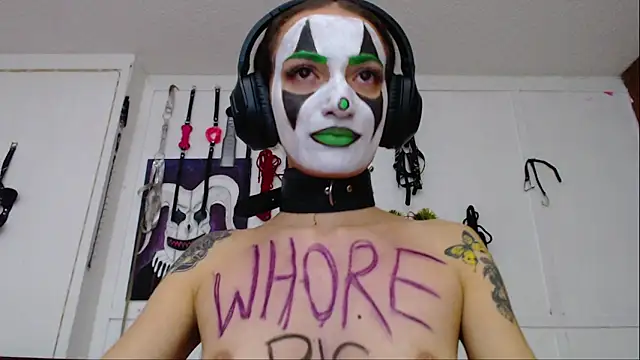 Snapshot of Eloise-brown chatting on February 25, 2025, 11:22 pm Eloise-brown online show from February 25, 2025, 11:22 pm