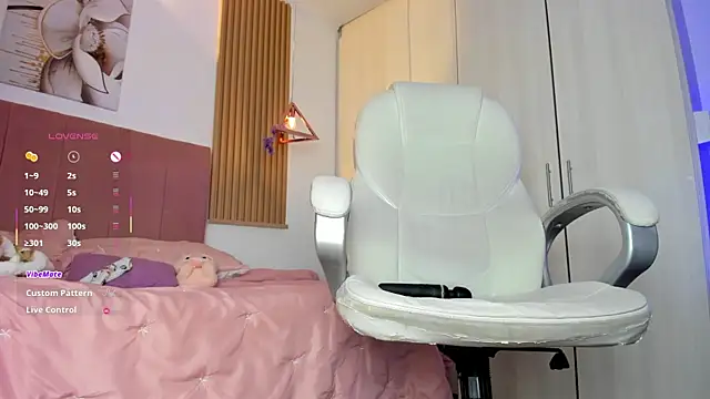 mia nevaeh online show from April 1, 2026, 3:40 am