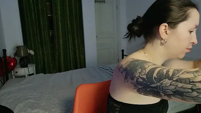 VioletCatt online show from April 7, 2026, 5:41 am