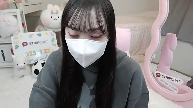 Snapshot of momo_room chatting on January 23, 2025, 10:11 am momo room online show from January 23, 2025, 10:11 am