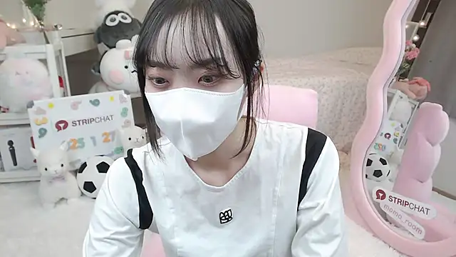 Snapshot of momo_room chatting on January 27, 2025, 10:27 am momo room online show from January 27, 2025, 10:27 am