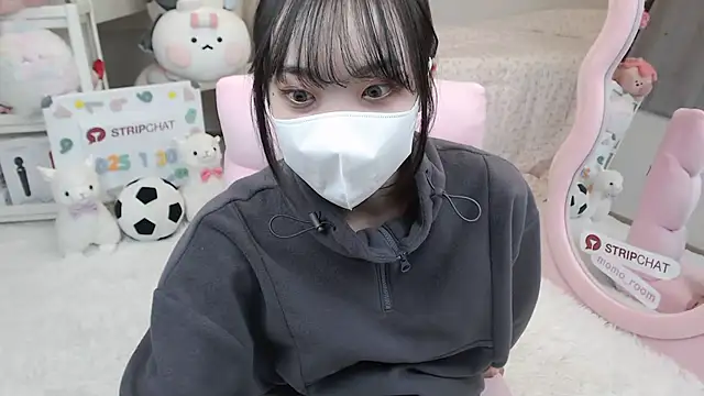 Snapshot of momo_room chatting on January 30, 2025, 1:42 pm momo room online show from January 30, 2025, 1:42 pm