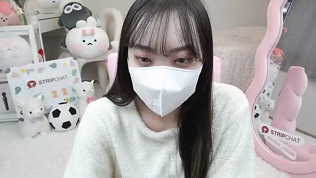 Snapshot of momo_room chatting on February 2, 2025, 3:32 am momo room online show from February 2, 2025, 3:32 am