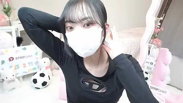 Snapshot of momo_room chatting on February 17, 2025, 10:40 am momo room online show from February 17, 2025, 10:40 am