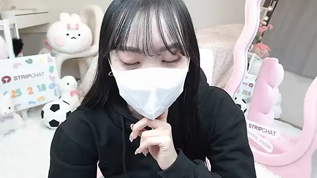 Snapshot of momo_room chatting on February 20, 2025, 10:48 am momo room online show from February 20, 2025, 10:48 am