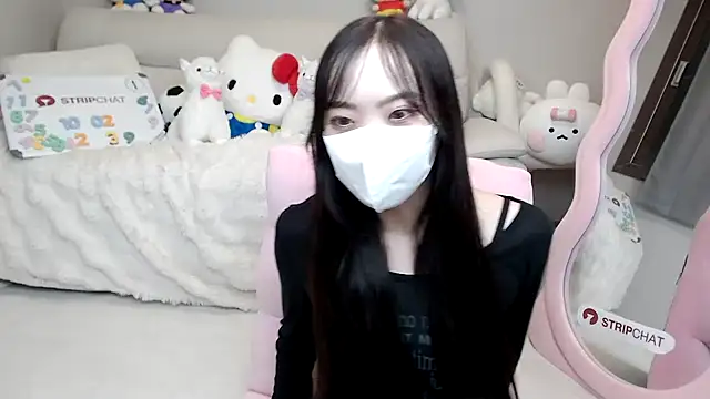 Snapshot of momo_room chatting on October 2, 2025, 10:55 am momo room online show from October 2, 2025, 10:55 am