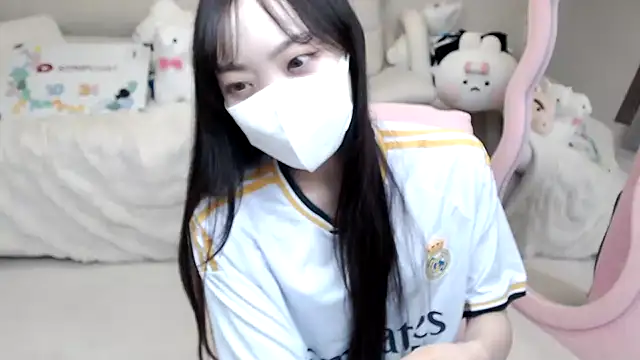 Snapshot of momo_room chatting on October 24, 2025, 10:44 am momo room online show from October 24, 2025, 10:44 am