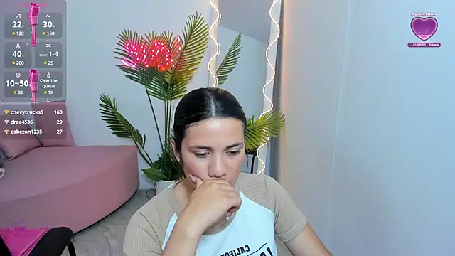 Snapshot of Chiara_tay chatting on January 14, 2025, 2:19 am Chiara tay online show from January 14, 2025, 2:19 am