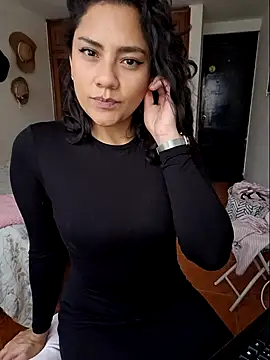 Snapshot of Thaliacooper_ chatting on December 13, 2024, 5:43 pm Thaliacooper online show from December 13, 2024, 5:43 pm