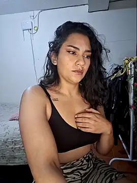 Snapshot of Thaliacooper_ chatting on February 1, 2025, 11:37 pm Thaliacooper online show from February 1, 2025, 11:37 pm