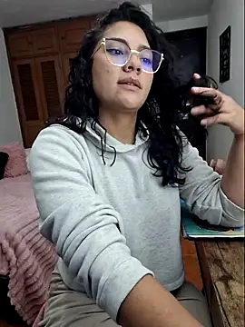 Snapshot of Thaliacooper_ chatting on September 15, 2025, 12:21 am Thaliacooper online show from September 15, 2025, 12:21 am