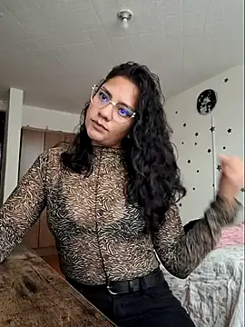 Snapshot of Thaliacooper_ chatting on October 17, 2025, 6:43 pm Thaliacooper online show from October 17, 2025, 6:43 pm