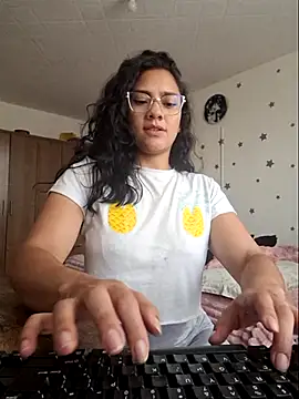 Snapshot of Thaliacooper_ chatting on December 4, 2025, 7:00 pm Thaliacooper online show from December 4, 2025, 7:00 pm