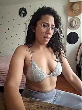 Snapshot of Thaliacooper_ chatting on December 18, 2025, 6:03 pm Thaliacooper online show from December 18, 2025, 6:03 pm