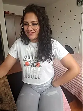 Snapshot of Thaliacooper_ chatting on February 13, 2026, 4:58 pm Thaliacooper online show from February 13, 2026, 4:58 pm