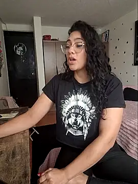 Thaliacooper  online show from April 10, 2026, 6:23 pm