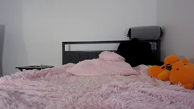 QueenLolaX online show from June 18, 2026, 9:36 am