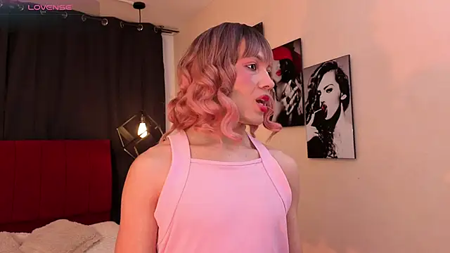 Megan Do Santos online show from October 20, 2025, 8:42 pm