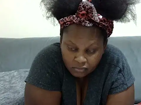 Snapshot of Pretty_lilly02 chatting on May 18, 2026, 1:35 am Pretty lilly02 online show from May 18, 2026, 1:35 am