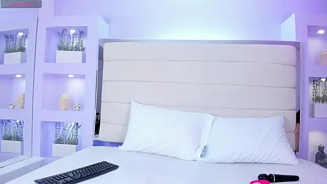 HelenaRoos online show from November 13, 2025, 7:57 pm