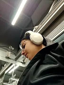 Snapshot of _vaness chatting on April 5, 2026, 5:48 am vaness online show from April 5, 2026, 5:48 am