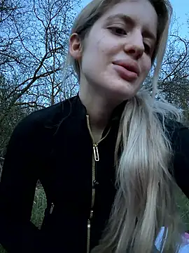 Holly-Glamour online show from April 17, 2026, 6:33 pm