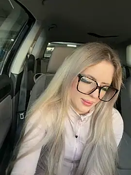 Snapshot of Holly-Glamour chatting on May 16, 2026, 6:28 pm Holly-Glamour online show from May 16, 2026, 6:28 pm