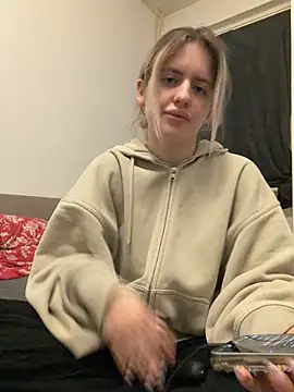 Snapshot of Holly-Glamour chatting on May 20, 2026, 11:22 pm Holly-Glamour online show from May 20, 2026, 11:22 pm