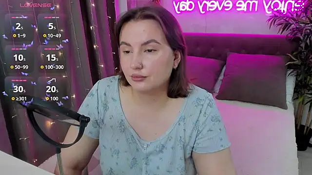 FeralPeach online show from October 9, 2025, 4:21 am