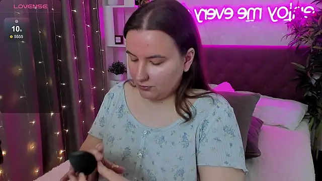 Snapshot of FeralPeach chatting on May 17, 2026, 7:17 am FeralPeach online show from May 17, 2026, 7:17 am