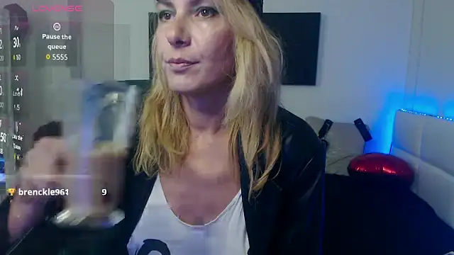 EvelynQueenn online show from September 28, 2025, 8:03 pm