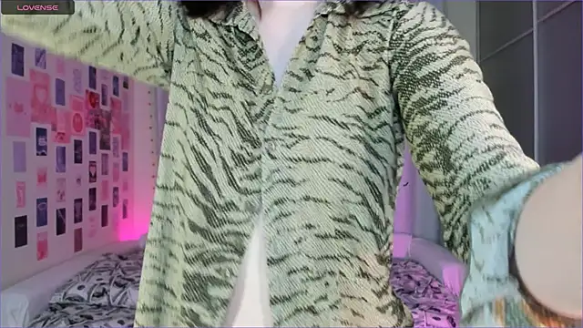 Snapshot of Vanessa_Verona chatting on December 22, 2025, 5:04 am Vanessa Verona online show from December 22, 2025, 5:04 am