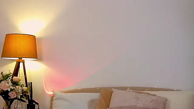 JuliaJaee online show from February 6, 2025, 8:13 pm