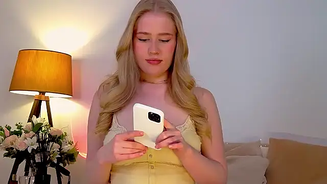 JuliaJaee online show from February 9, 2025, 7:30 pm