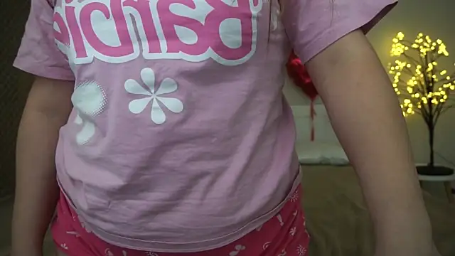 MagicPeachh  online show from February 28, 2025, 7:14 pm