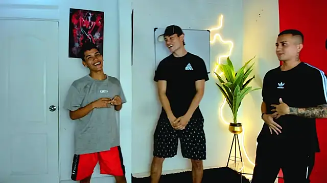 Snapshot of oversizedxguys chatting on April 11, 2026, 1:32 am oversizedxguys online show from April 11, 2026, 1:32 am