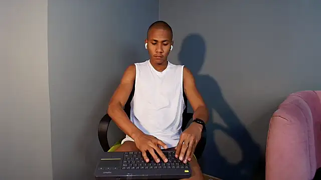 Snapshot of Ethan_Fox11 chatting on February 19, 2025, 2:12 pm Ethan Fox11 online show from February 19, 2025, 2:12 pm